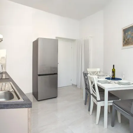 L&s Superior With Balcony & Free Parking Near Old Town And Bacvice Apartment