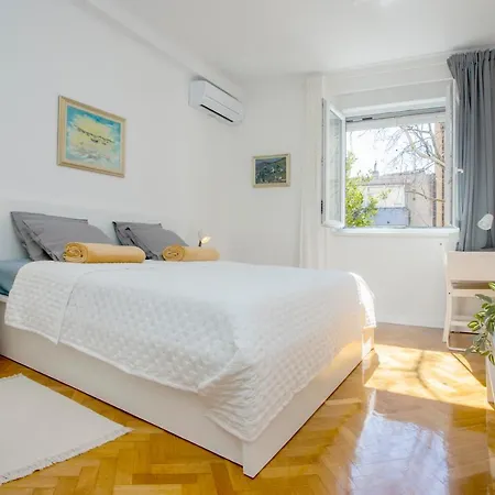 L&s Superior With Balcony And Parking - Excellent Location Within Walking Distance Of Diocletian's Palace And Bacvice アパート スプリト